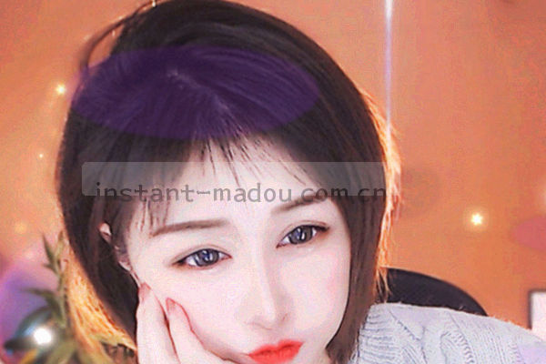 由胶片颗粒和色彩渐变组成的抽象缩略图，排列成网格